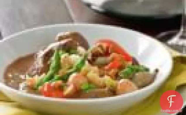 Ensopado De Cordeiro Da Primavera Com Purê De Batatas