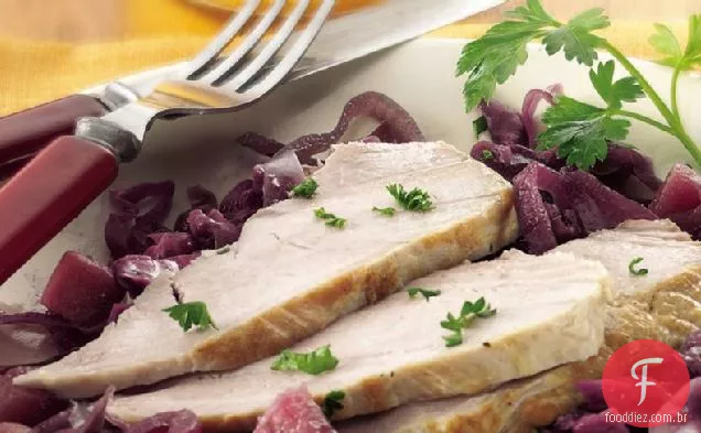 Carne de Porco de fogão lento com repolho roxo agridoce