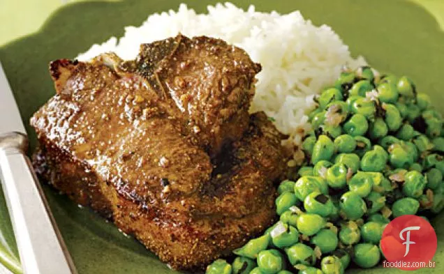 Costeletas de cordeiro com arroz Basmati