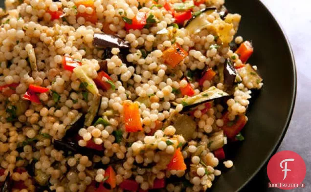 Berinjela grelhada e pimenta vermelha com cuscuz israelense