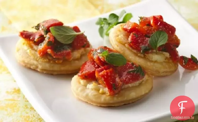 Picadas de pimentão vermelho assado e queijo de cabra