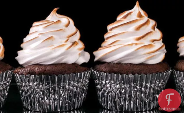 Cupcakes de Chocolate com cobertura de Marshmallow torrada