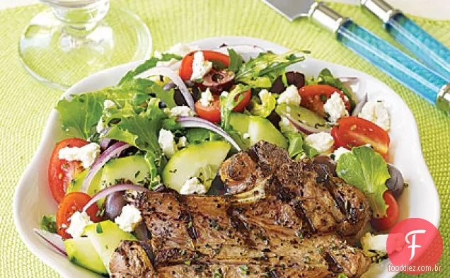 Costeletas de cordeiro grelhadas com salada grega