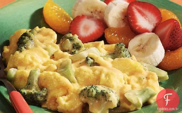 Ovos mexidos com brócolis e queijo