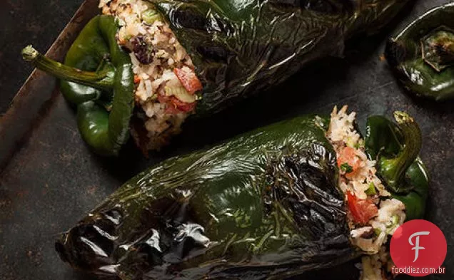 Poblanos recheados com feijão preto e queijo