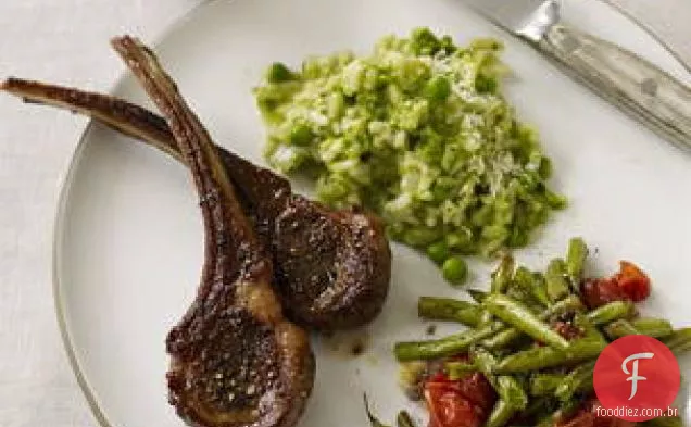 Costeletas De Cordeiro Com Legumes Assados E Risoto De Ervilha Da Primavera