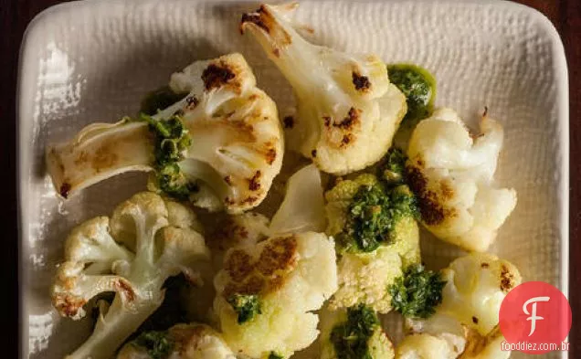 Couve-flor assada com Salsa Verde