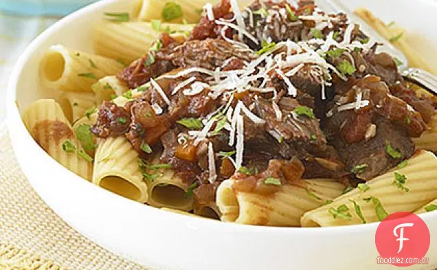 Ensopado de cordeiro com fogão lento com Rigatoni