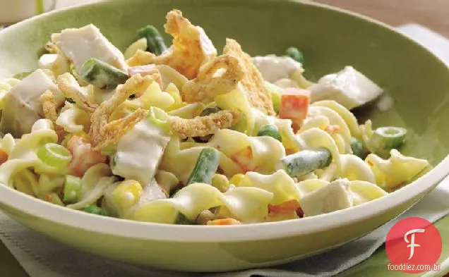 Frango cremoso e legumes com macarrão