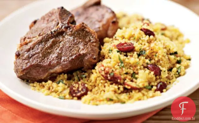 Costeletas de cordeiro cominho grelhado com cuscuz Curried
