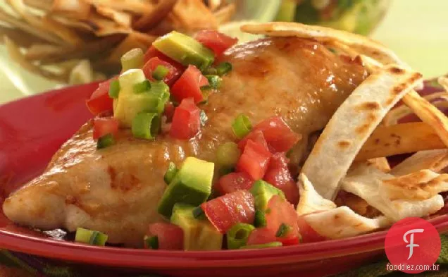 Peitos de frango Fiesta com tomate-salsa de abacate