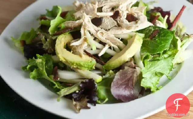 Salada de abacate, maçã e Bacon com molho de abacate picante