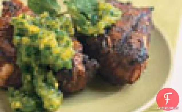 Costeletas de cordeiro temperadas com molho de menta e manga