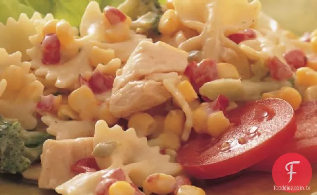 Salada de macarrão de frango com molho de pimenta vermelha assada