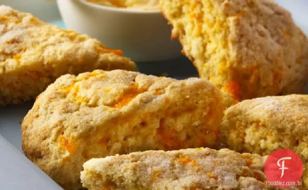 Scones de laranja duplo com manteiga de laranja