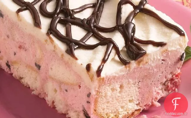 Bolo Branco Do Gelado Da Microplaqueta Do Chocolate-Cereja