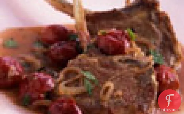 Costeletas de cordeiro com molho balsâmico de cereja e hortelã