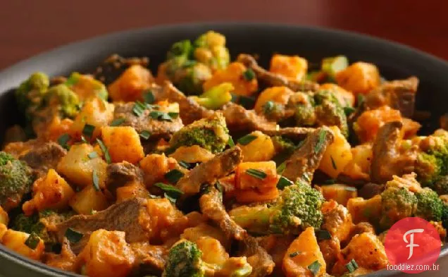 Carne e batata frigideira jantar com molho de pimenta vermelha assada