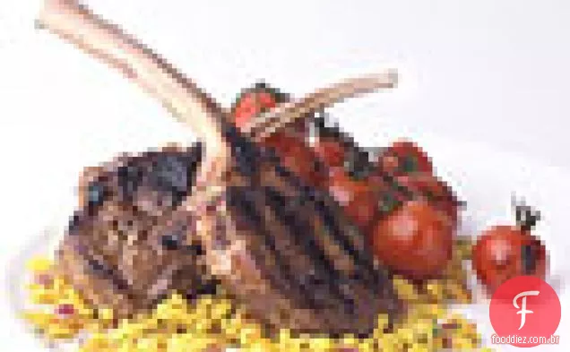 Costeletas de cordeiro marinadas grelhadas com tomates cereja balsâmicos