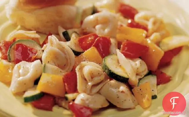 Tortellini com legumes frescos