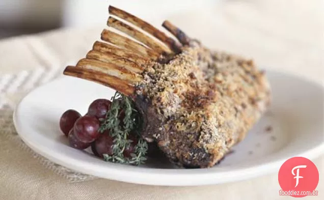 Rack de cordeiro com crosta de alecrim com molho balsâmico