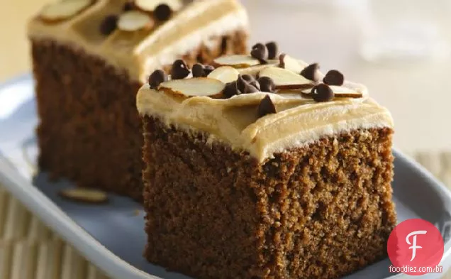Bolo de lanche de chocolate sem glúten com cobertura cremosa de caramelo