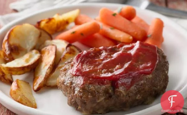Pacotes Grelhados Da Folha Do Jantar Do Bolo De Carne