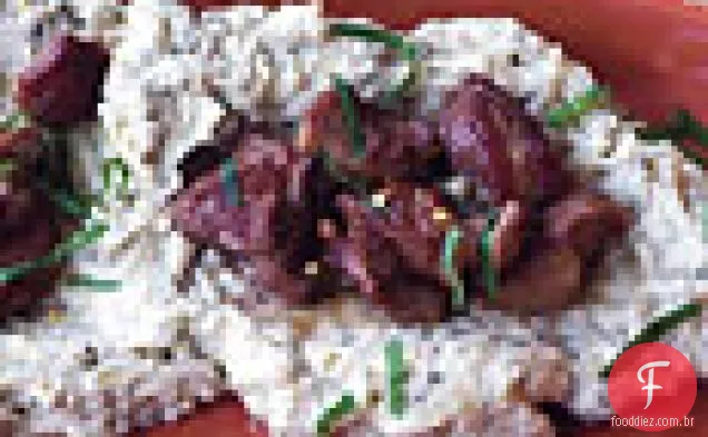 Cordeiro picante com purê de berinjela carbonizada e Pita