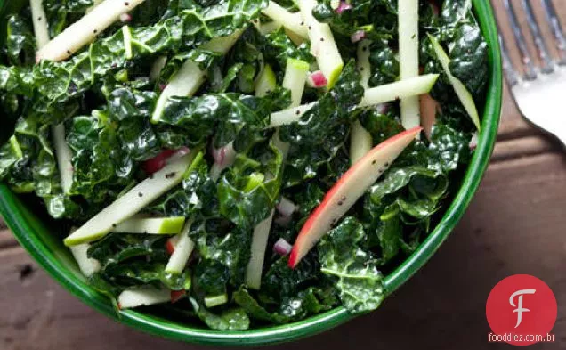 Couve-salada de repolho de maçã com molho de sementes de papoula