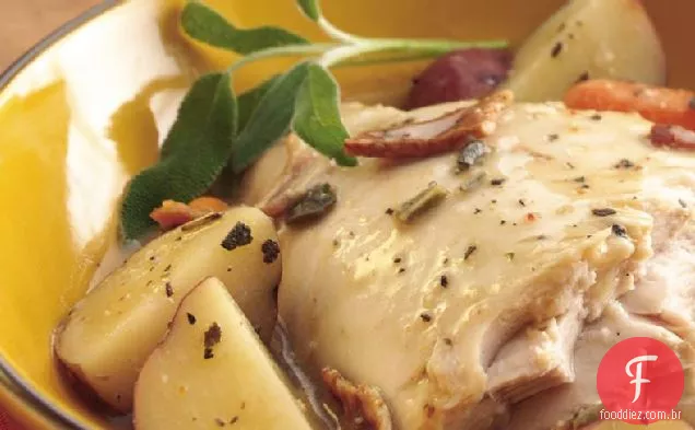 Peru fogão lento com sálvia e Bacon