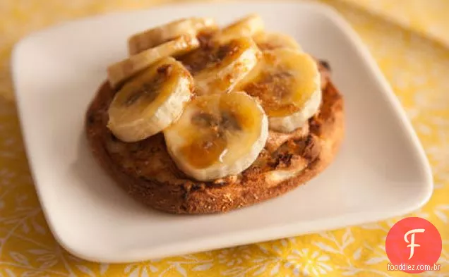 Muffin inglês Com Banana Bruléed e manteiga de amendoim