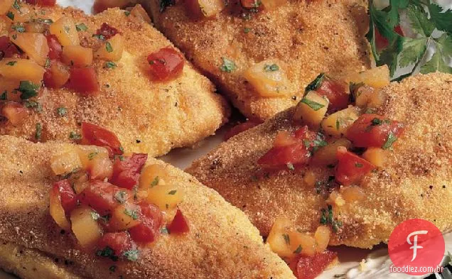 Frango de fubá com salsa de pêssego