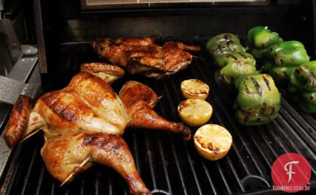 Orégano-frango grelhado marinado com limões carbonizados