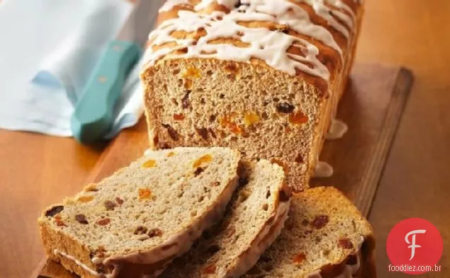 Pão de massa de frutas secas e canela