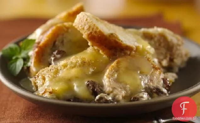 Pudim de pão com molho de uísque