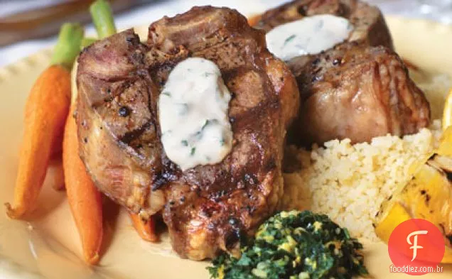 Costeletas de cordeiro grelhadas com limão-estragão Aïoli e laranja Gremolata