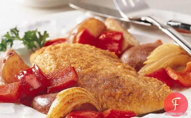 Frango assado saboroso e jantar de batata