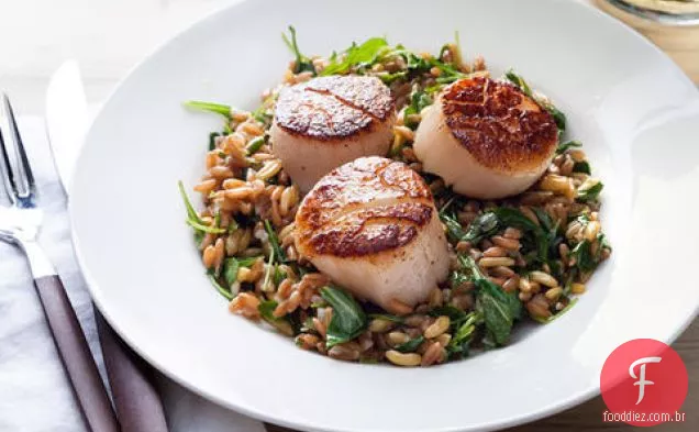 Vieiras grelhadas com salada de limão Farro e rúcula