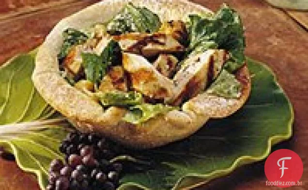 Salada caesar de frango em tigelas de pão