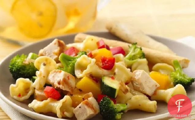 Salada de macarrão de frango grelhado com cebola caramelizada, brócolis e manga