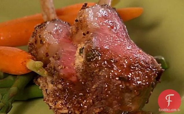 Crosted Rack De Cordeiro com Jus e cenoura Bebê e aspargos