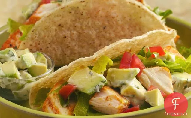 Tacos de peixe grelhado com cobertura cremosa de abacate