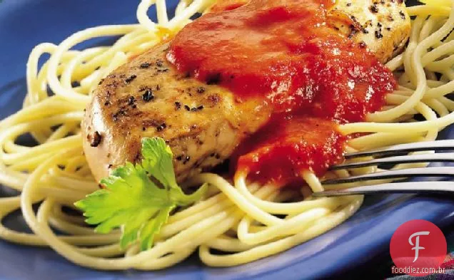 Macarrão de frango com alho com molho de Creme de pimenta vermelha assada