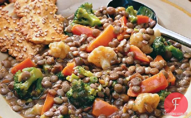 Caçarola de lentilha e vegetais misturados