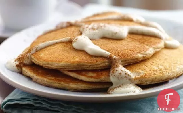 Panquecas Snickerdoodle com molho de baunilha quente