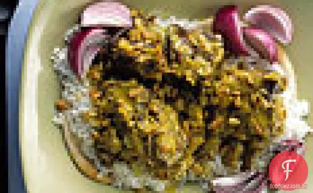 Cordeiro em molho de iogurte temperado com arroz e pão