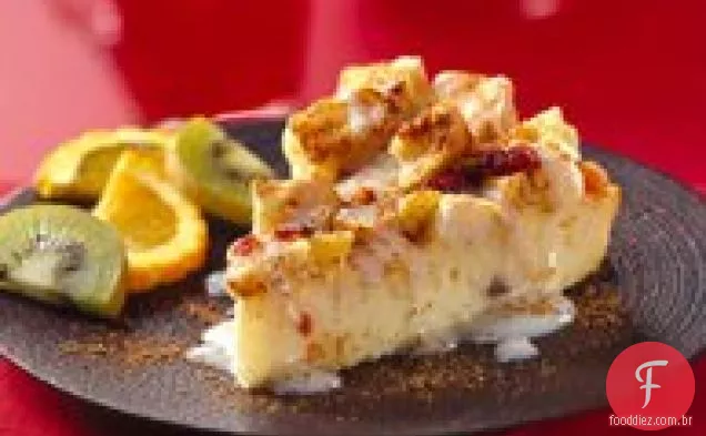 Pudim de pão frutado com molho de gemada