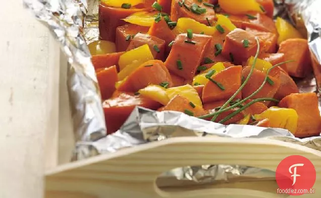 Pacote de folha de batata doce e pimenta grelhada