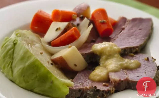 Carne enlatada com fogão lento e repolho
