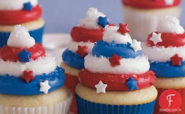 Cupcakes vermelhos, brancos e azuis